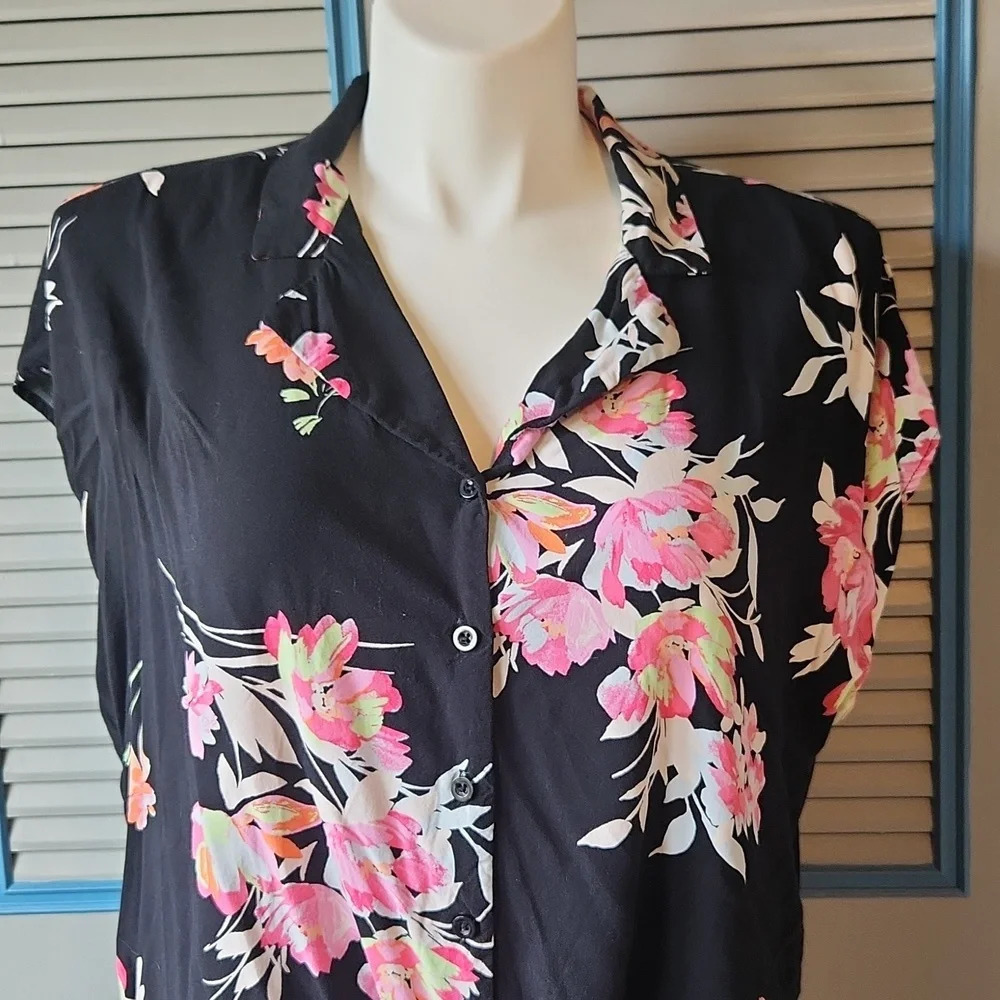 Torrid Black & Pink Floral Top - Picture 3 of 10